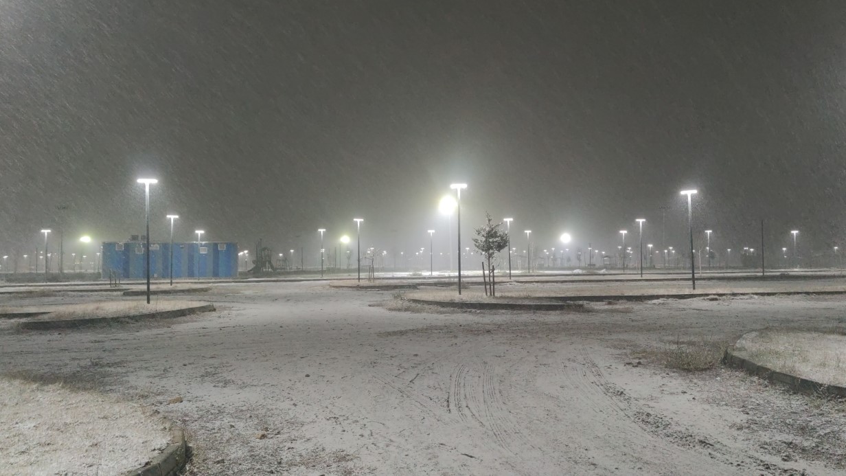 Van’da beklenen kar geldi: Kent merkezi beyaza büründü