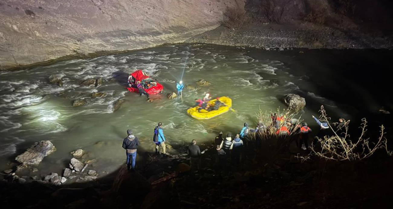  Hakkari-Van karayolu üzerinde S.D. isimli kadın sürücü, henüz belirlenemeyen bir nedenle direksiyon hakimiyetini kaybederek uçurumdan Zap Suyu'na düştü.