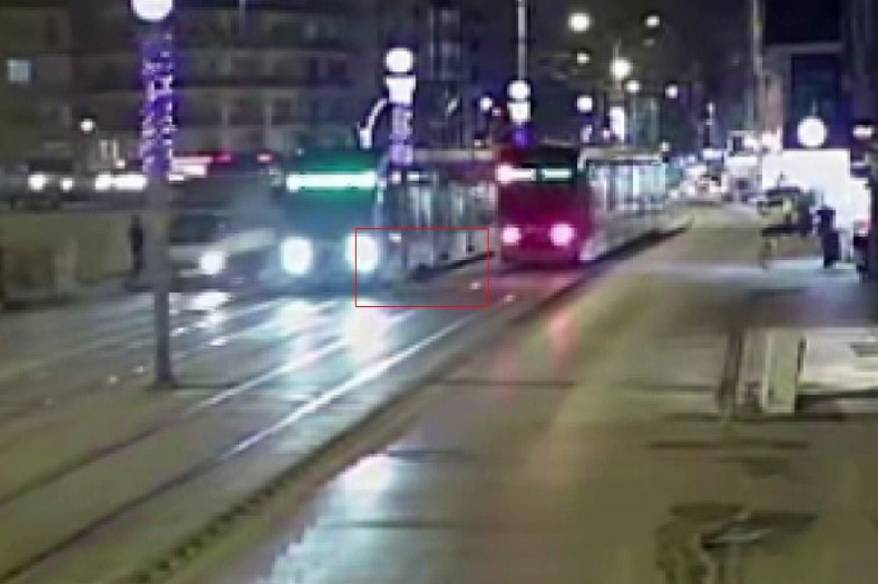 Yaşlı kadın yolun karşısına geçmek isterken tramvayın altında kaldı