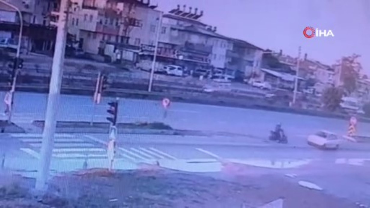 Otomobille çarpışan motosikletli metrelerce havaya savruldu