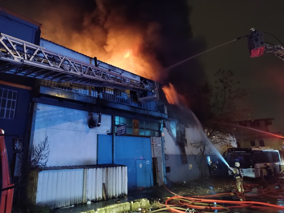 Bursa’da iş yeri yangını: Alevler çevredeki işletmelere sıçradı