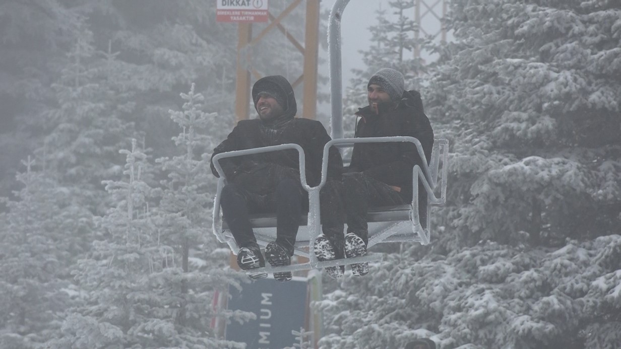 Uludağ’a yoğun kar yağdı, pistler doldu taştı