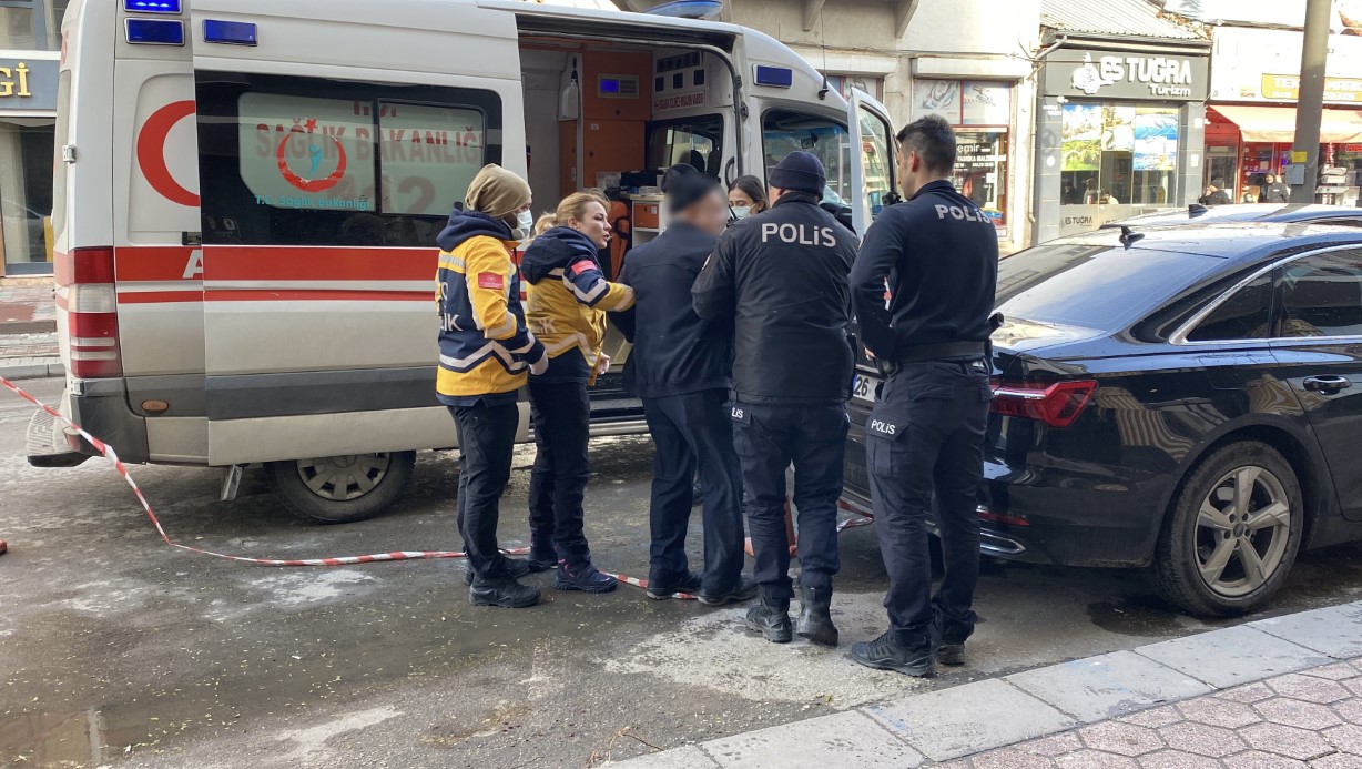 Eskişehir’de yere düşerek yaralanan alkollü adam, ambulansa binmeyi reddedip ekiplere zorluk çıkardı. "Ben uyuşturucu mu sattım, suç mu işledim?" diyerek gözyaşı döken şahıs, güçlükle ikna edilerek polis ile birlikte ambulansa bindi.