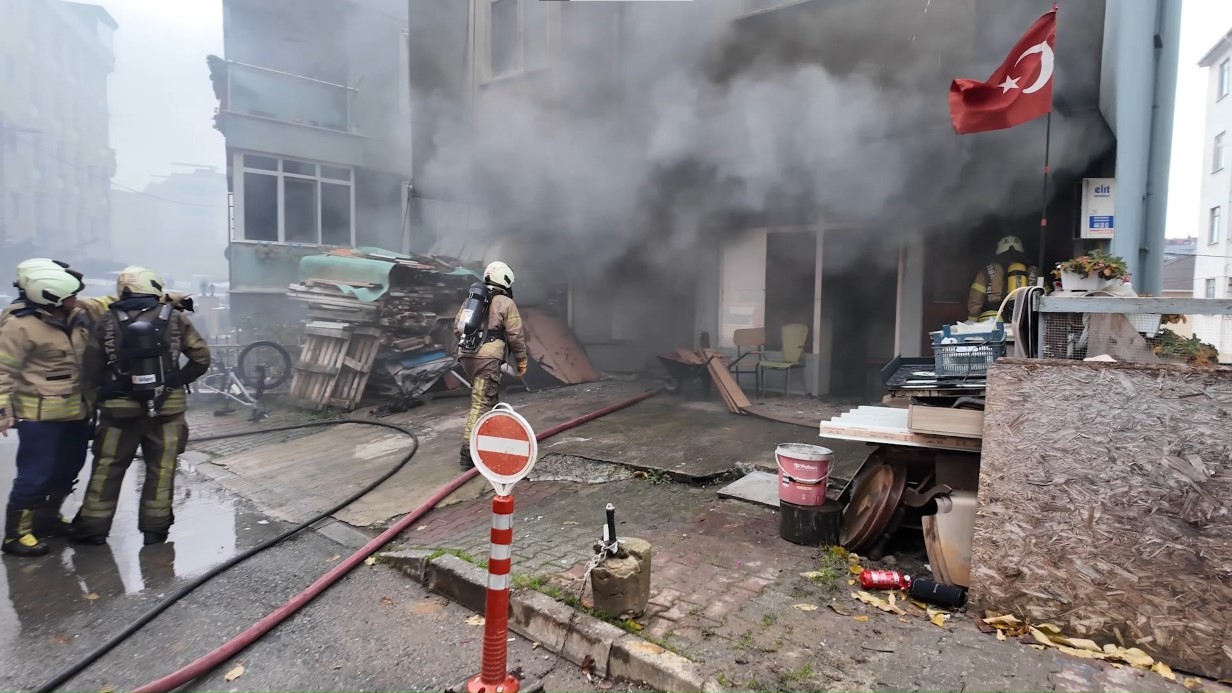 Çekmeköy’de mobilya atölyesinde çıkan yangın korkuttu: 3 katlı bina kullanılamaz hale geldi