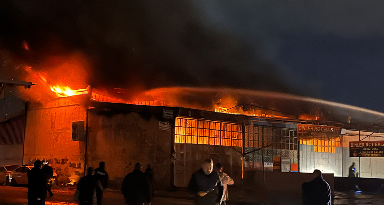 Alevlere teslim olan iş yerlerindeki araçları kurtarmak için zamanla yarıştılar