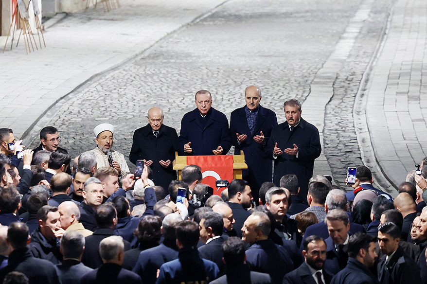 Cumhurbaşkanı Erdoğan’ın butona basmasıyla Kurtuluş Caddesi’nde yeniden ışıklar yandı
