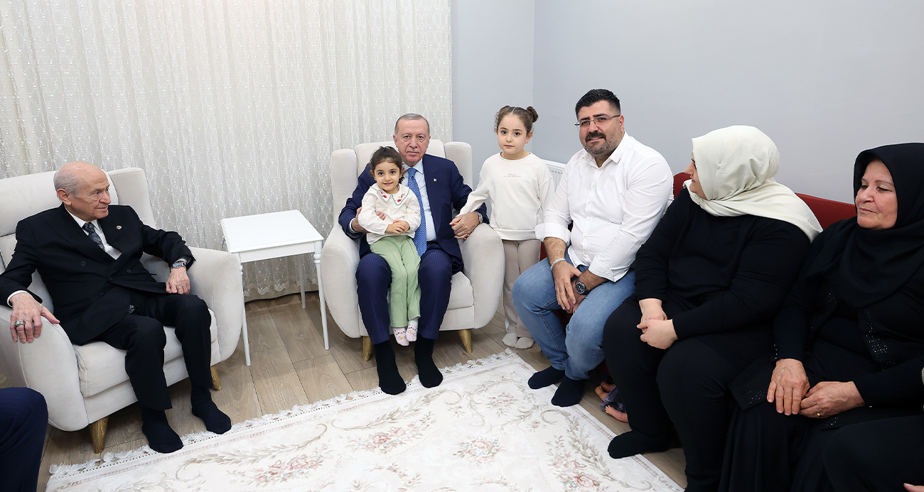 Cumhurbaşkanı Erdoğan, depremzede aileyi yeni yuvasında ziyaret etti