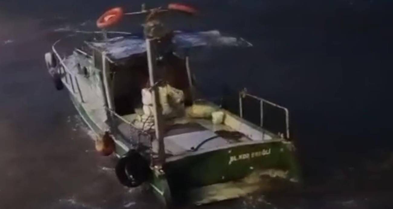 Dalgalarla savrulan balıkçı teknesinin kurtarılma anları ortaya çıktı