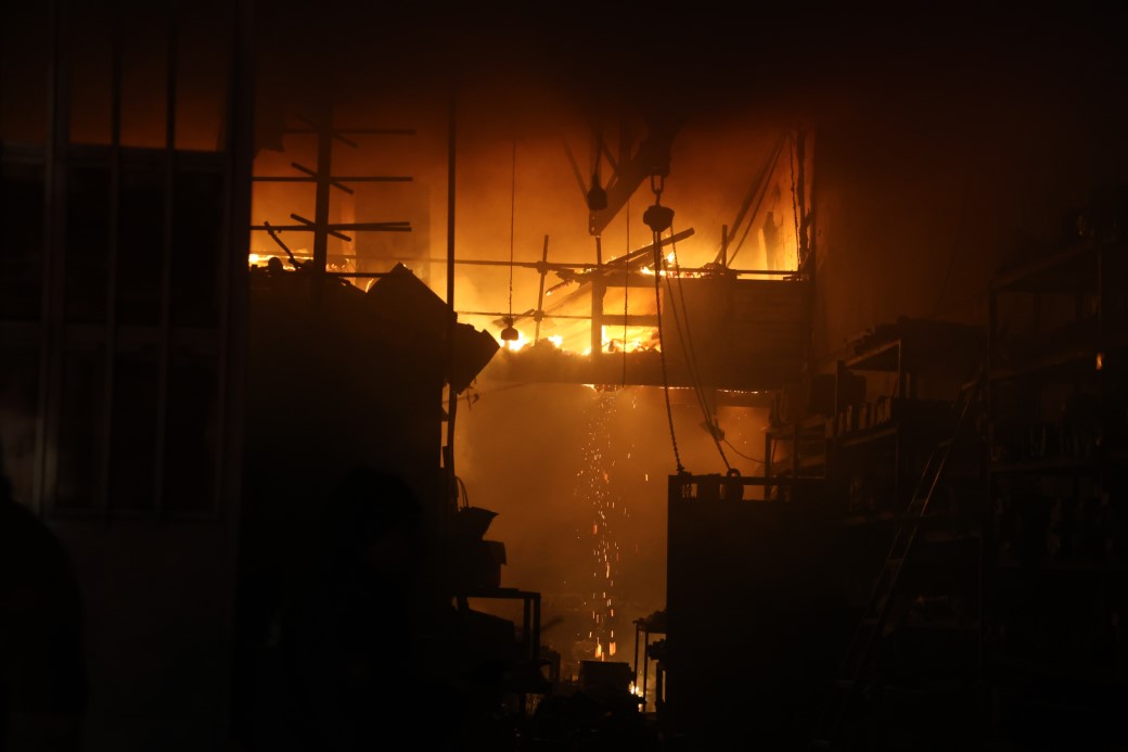 Hatay’da sanayi sitesinde alevlerin yükseldiği yangında, 9 iş yeri ve 1 araç yanarak zarar gördü. Yangın esnasında iş yerine gelen esnaf, alevlerin içerisinden araçları kurtarmak için zamanla yarıştı.