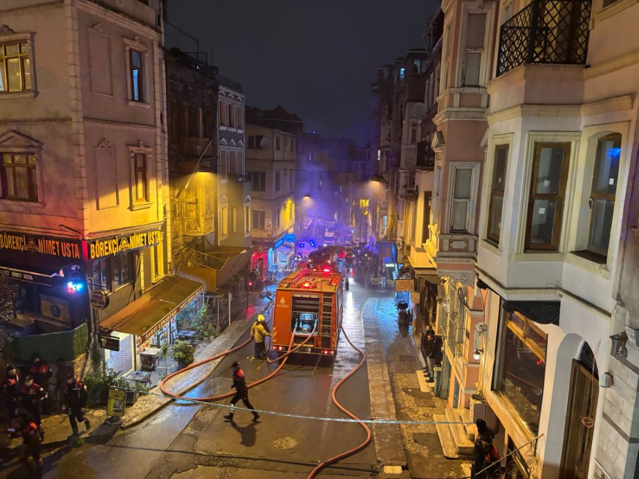 Beyoğlu’nda 4 katlı binada yangın çıktı: Bina sakini 2 kişi çatıya sığındı