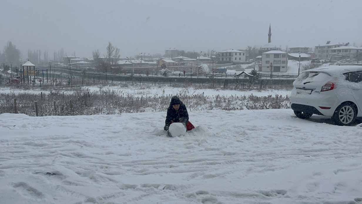 Kars beyaz gelinliğini giydi: Meteoroloji uyarmıştı, kar şehre indi