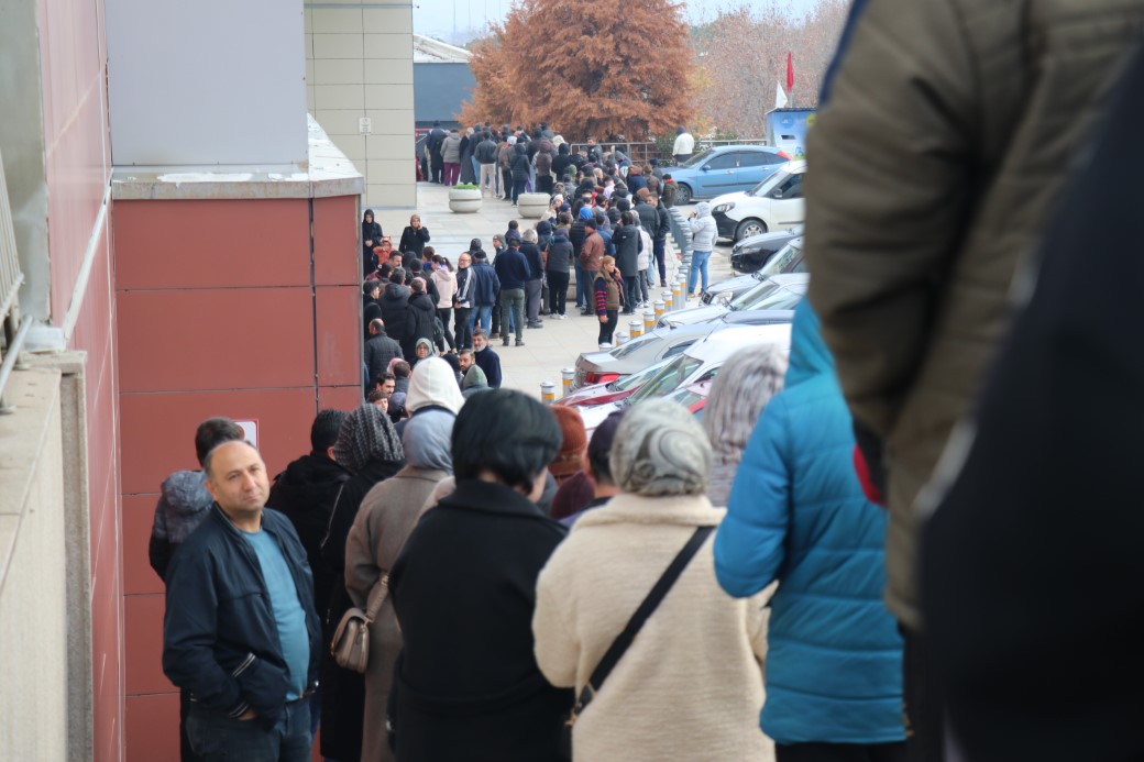 Denizli’de zincir marketin indirimli açılışı geceden sabaha kuyruk oluşturdu