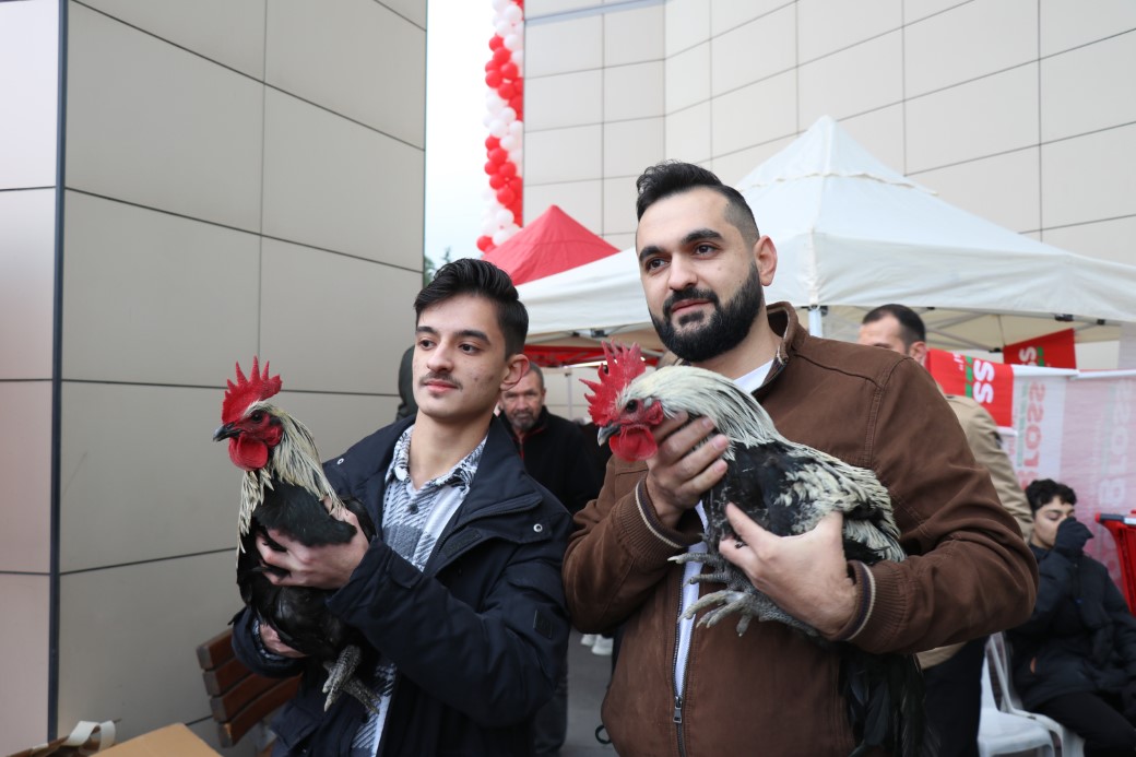 Denizli’de zincir marketin indirimli açılışı geceden sabaha kuyruk oluşturdu