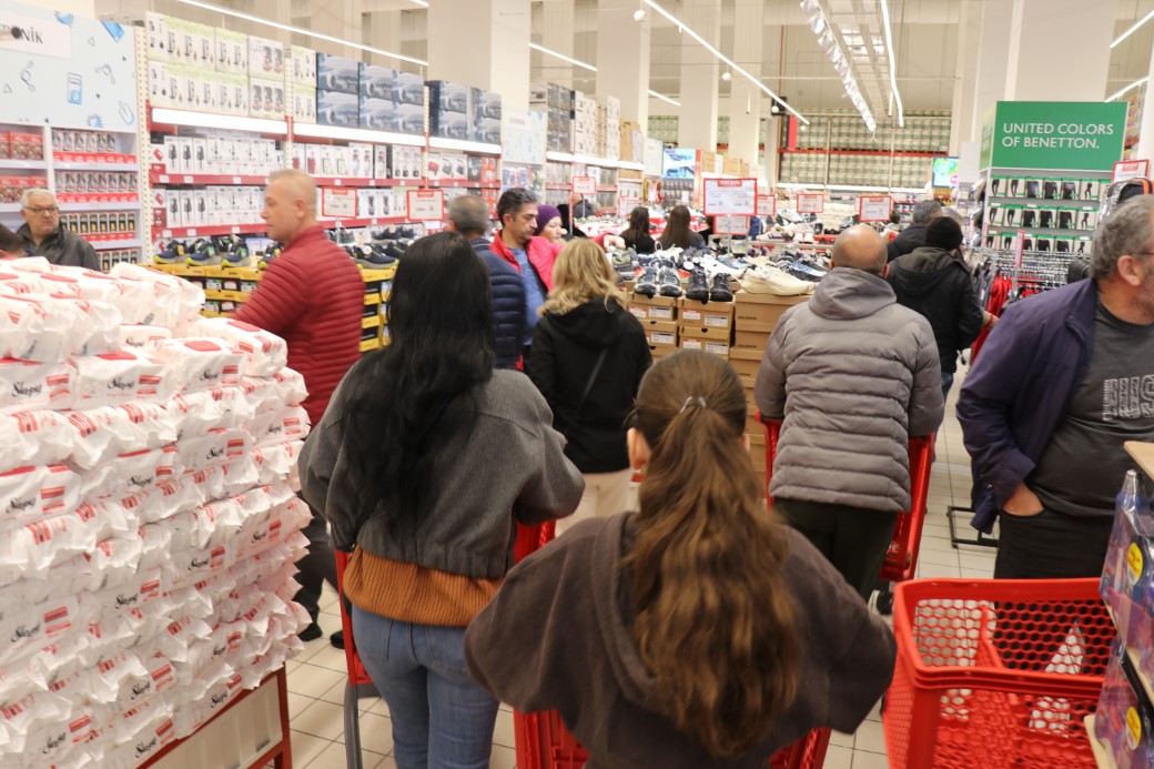 Denizli’de zincir marketin indirimli açılışı geceden sabaha kuyruk oluşturdu