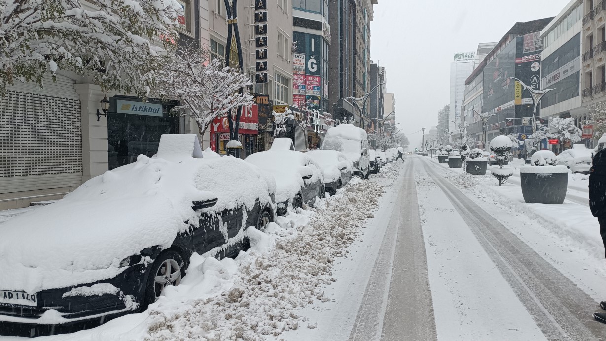 Van kar yağışı: 569 yol kapandı, uçak seferleri iptal edildi