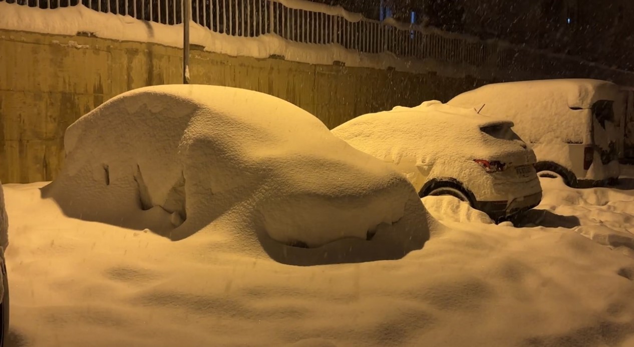 Yüksekova’da kar kalınlığı 40 santimetreyi geçti: Araçlar ve tek katlı evler kara gömüldü