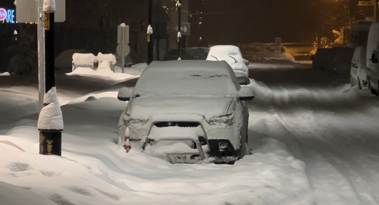 Yüksekova’da kar kalınlığı 40 santimetreyi geçti: Araçlar ve tek katlı evler kara gömüldü