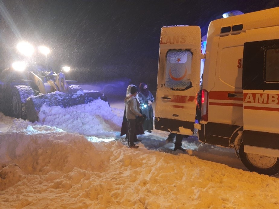 Ağrı’da kar nedeniyle yolu kapanan köyde mahsur kalan 71 yaşındaki hasta için ekipler seferber oldu