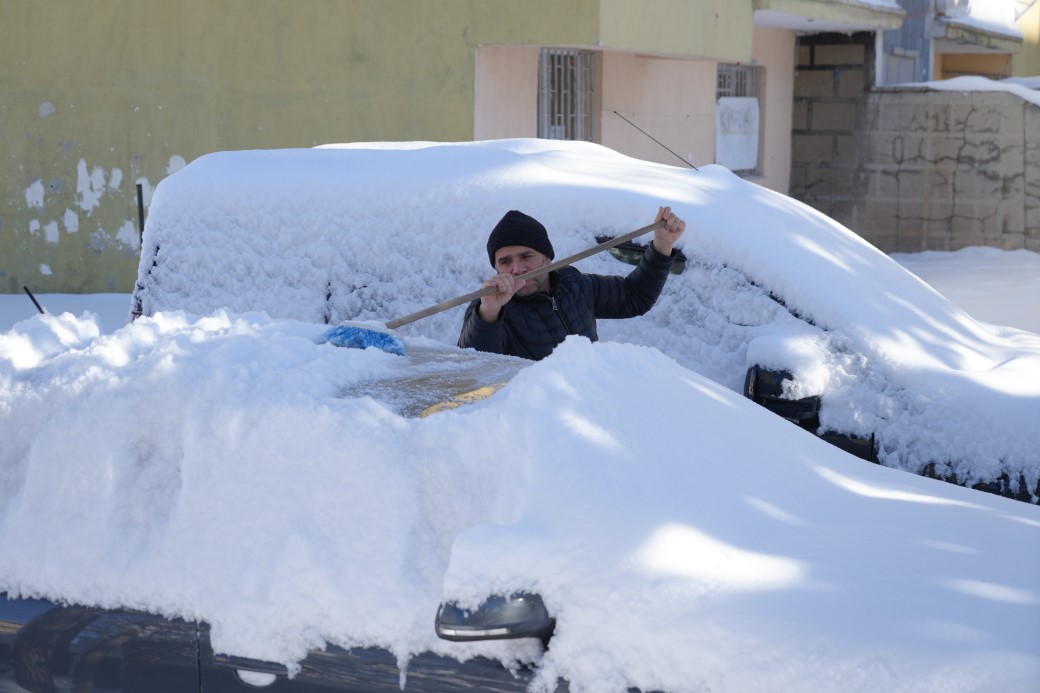 Erzurum’da dünden bu yana etkili olan kar yağışı kenti beyaz örtüye bürüdü. Erzurum’da toplam bin 315 köy yolu ulaşıma kapandı.