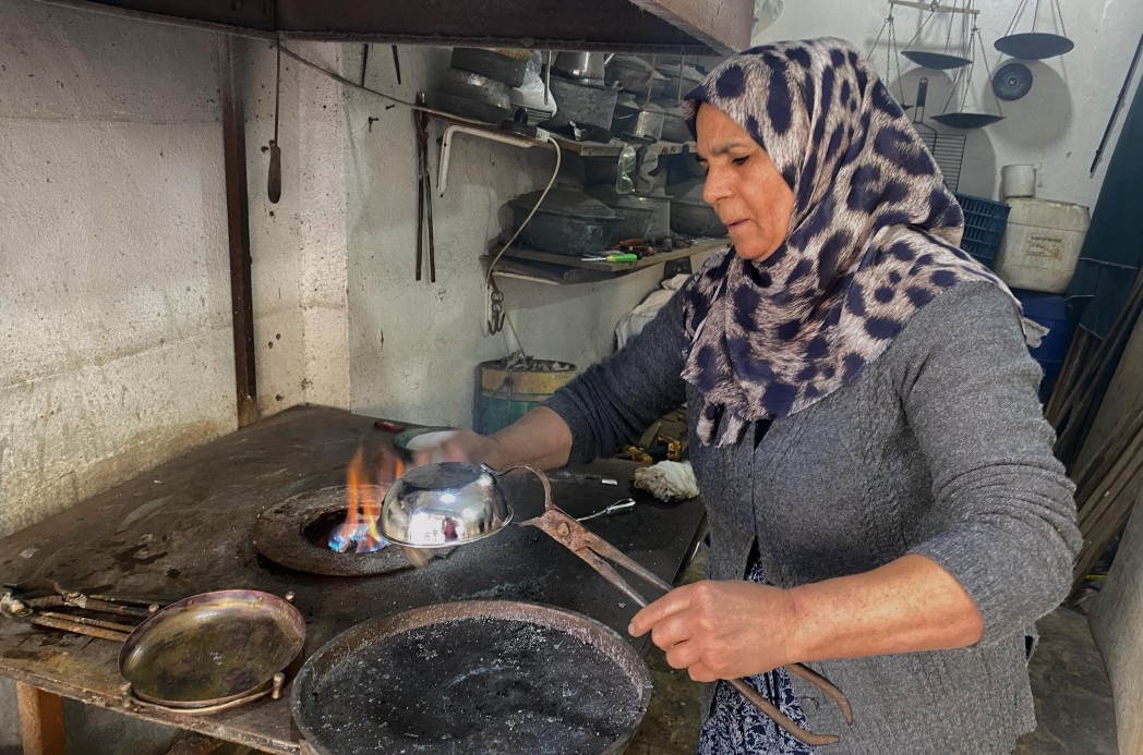 Kadın eliyle yarım asırlık kalaycılık