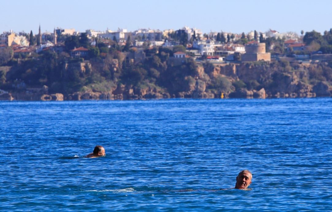 Türkiye karla mücadele ederken Antalya’da deniz sefası