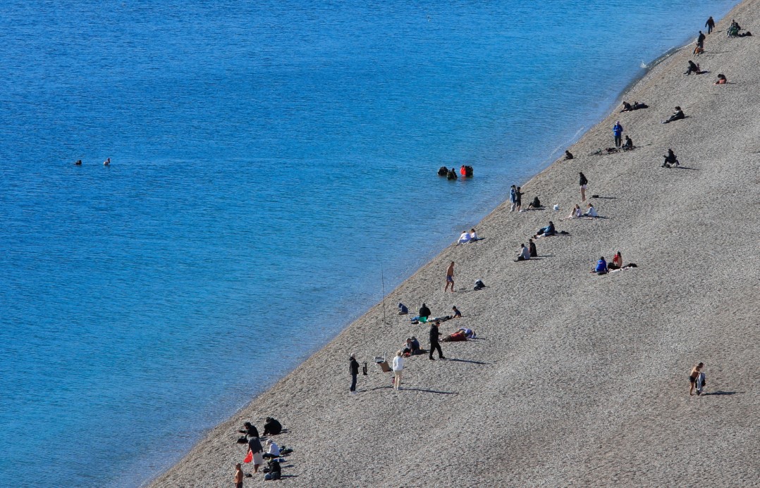 Türkiye karla mücadele ederken Antalya’da deniz sefası