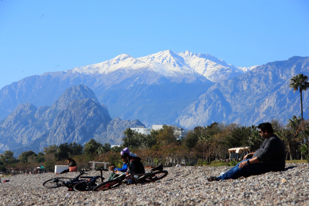 Türkiye karla mücadele ederken Antalya’da deniz sefası