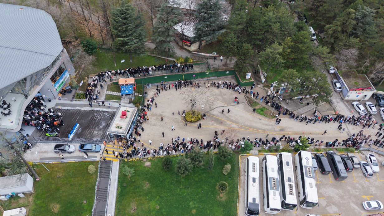 Akın akın Uludağ'a geliyorlar, yüzlerce metre teleferik kuyruğu havadan görüntülendi