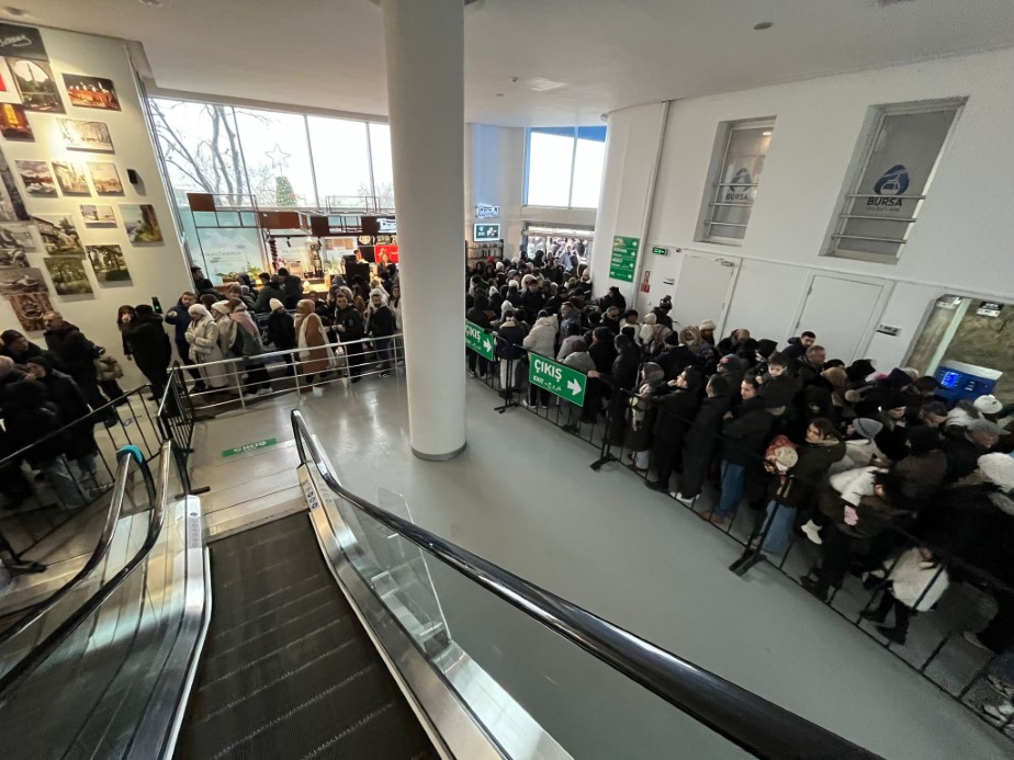 Akın akın Uludağ'a geliyorlar, yüzlerce metre teleferik kuyruğu havadan görüntülendi