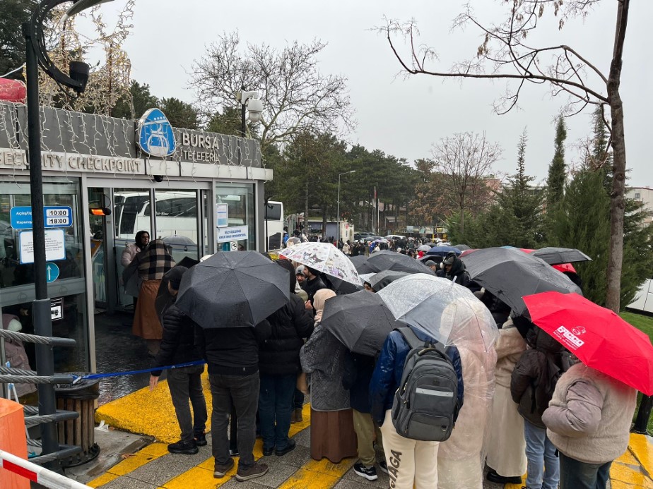 Akın akın Uludağ'a geliyorlar, yüzlerce metre teleferik kuyruğu havadan görüntülendi