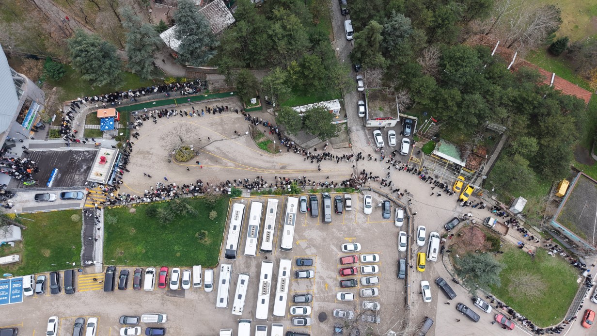 Akın akın Uludağ'a geliyorlar, yüzlerce metre teleferik kuyruğu havadan görüntülendi