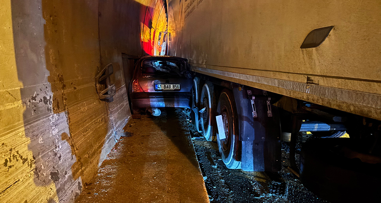 Otomobil, duvarla tır arasında sıkıştı: TEM’de ulaşım aksadı