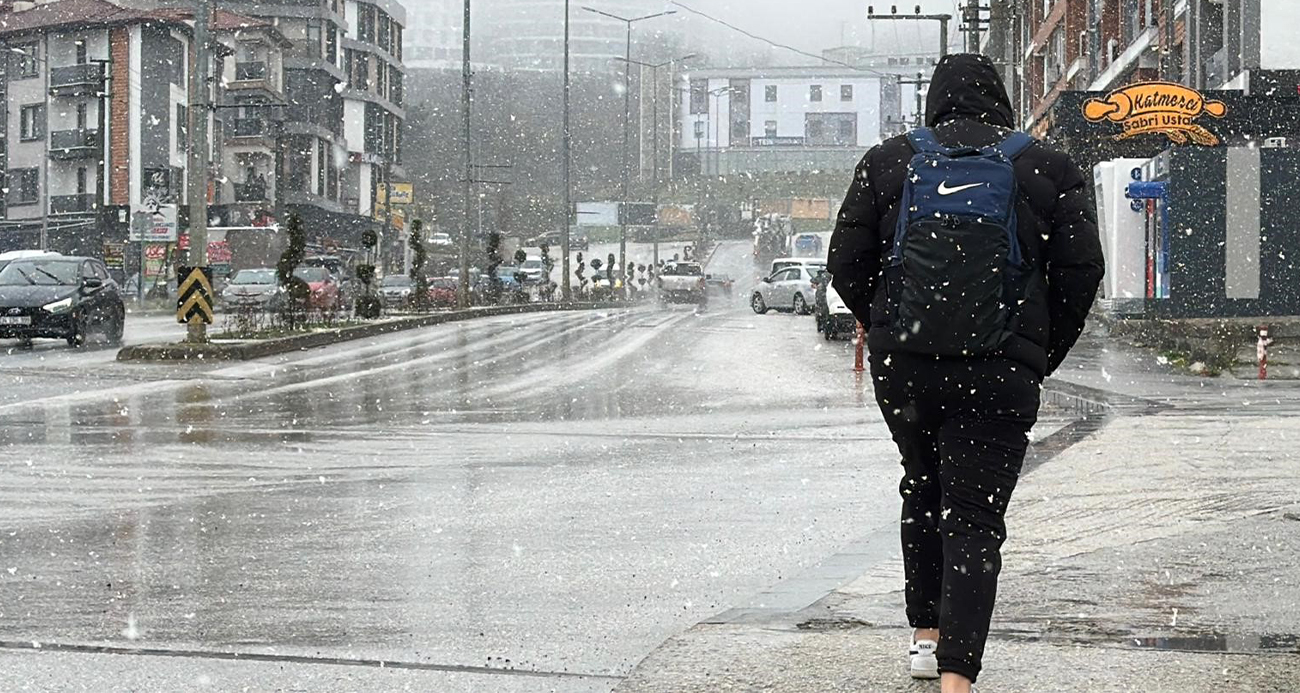  Düzce’de devam eden kar yağışı ve meteorolojinin uyarıları dikkate alınarak okullar 1 gün süreyle tatil edildi. Ayrıca; kreş ve anaokuluna devam eden çocuğu olan kadın personel ile malul, engelli ve hamile kamu çalışanları da 1 gün idari izinli sayılacak.