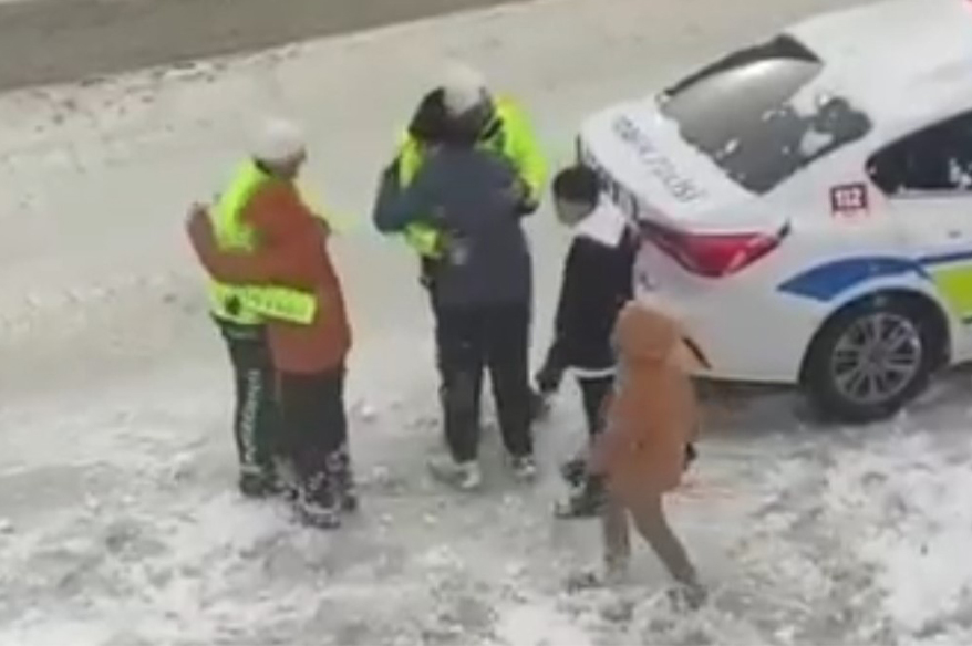 Van’da yürekleri ısıtan görüntüler: Trafik polisleri çocuklarla kartopu oynadı