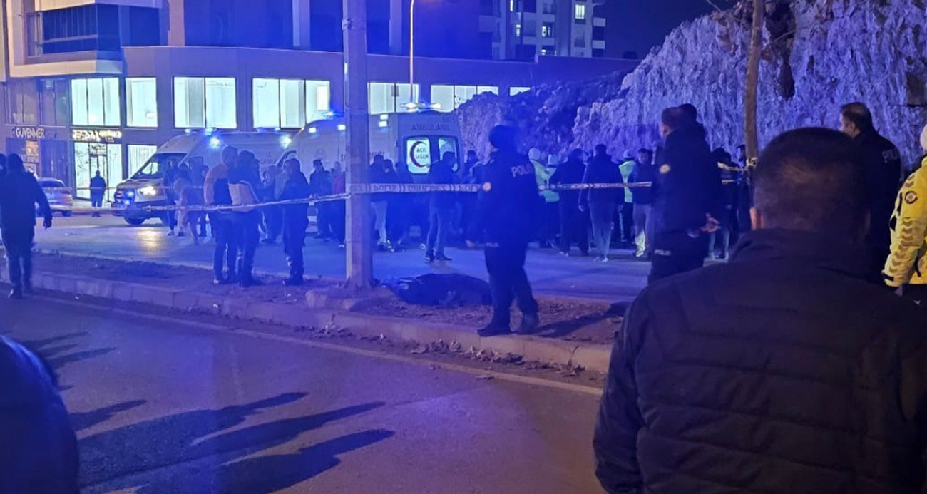 Gaziantep’te otomobilin çarptığı anne hayatını kaybetti, kızı ağır yaralandı. Feci kazaya neden olan sürücü ise olay yerinden kaçtı.