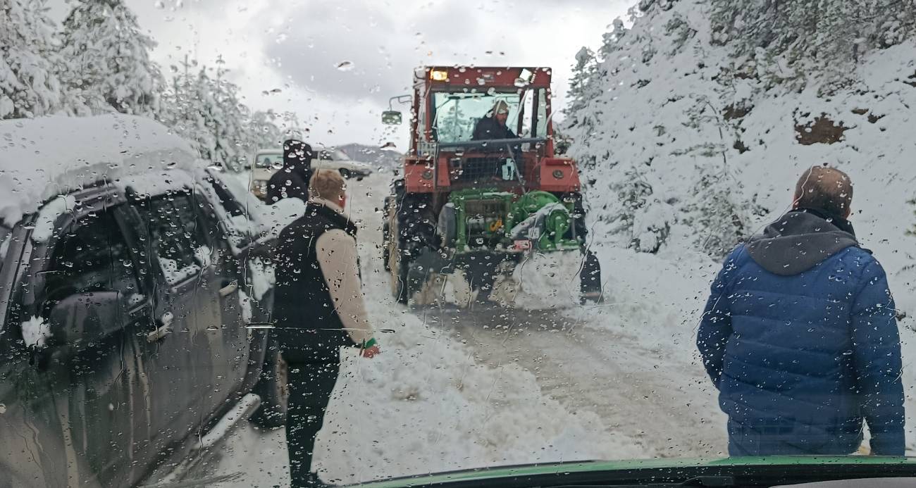 Belediye ekipleri ve vatandaşlar aracı kurtarmak için seferber oldu.
