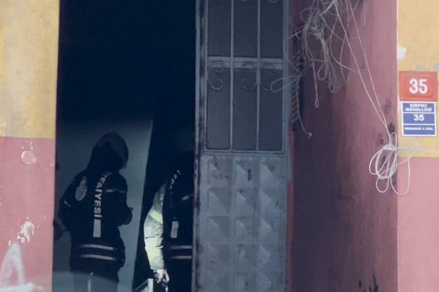 Zeytinburnu’nda korkutan yangın: 4 kişi hastaneye kaldırıldı