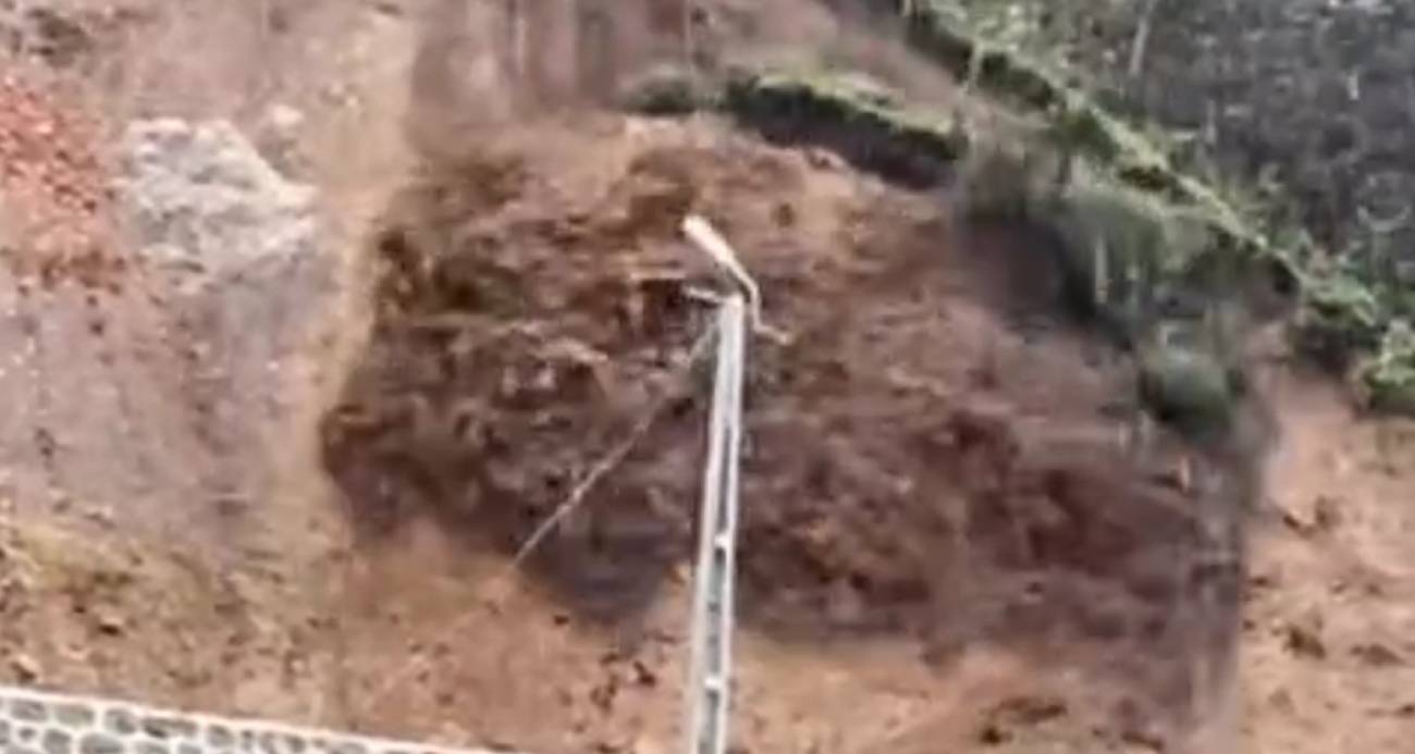 Şiddetli sağanak yağış Rize’nin Ardeşen ilçesinde toprak kaymasına neden oldu. Toprağın kütle olarak kaydığı an cep telefonu kameralarına yansıdı.