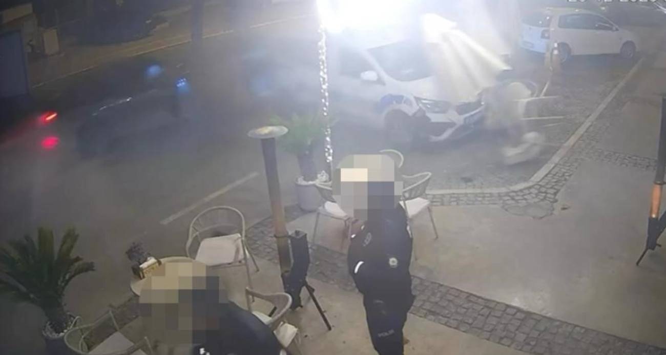 Çarpmanın şiddetiyle savrulan polis aracı bir kafeteryaya dalarken, o sırada araç dışında bulunan iki polis memuru kazadan kıl payı kurtuldu.