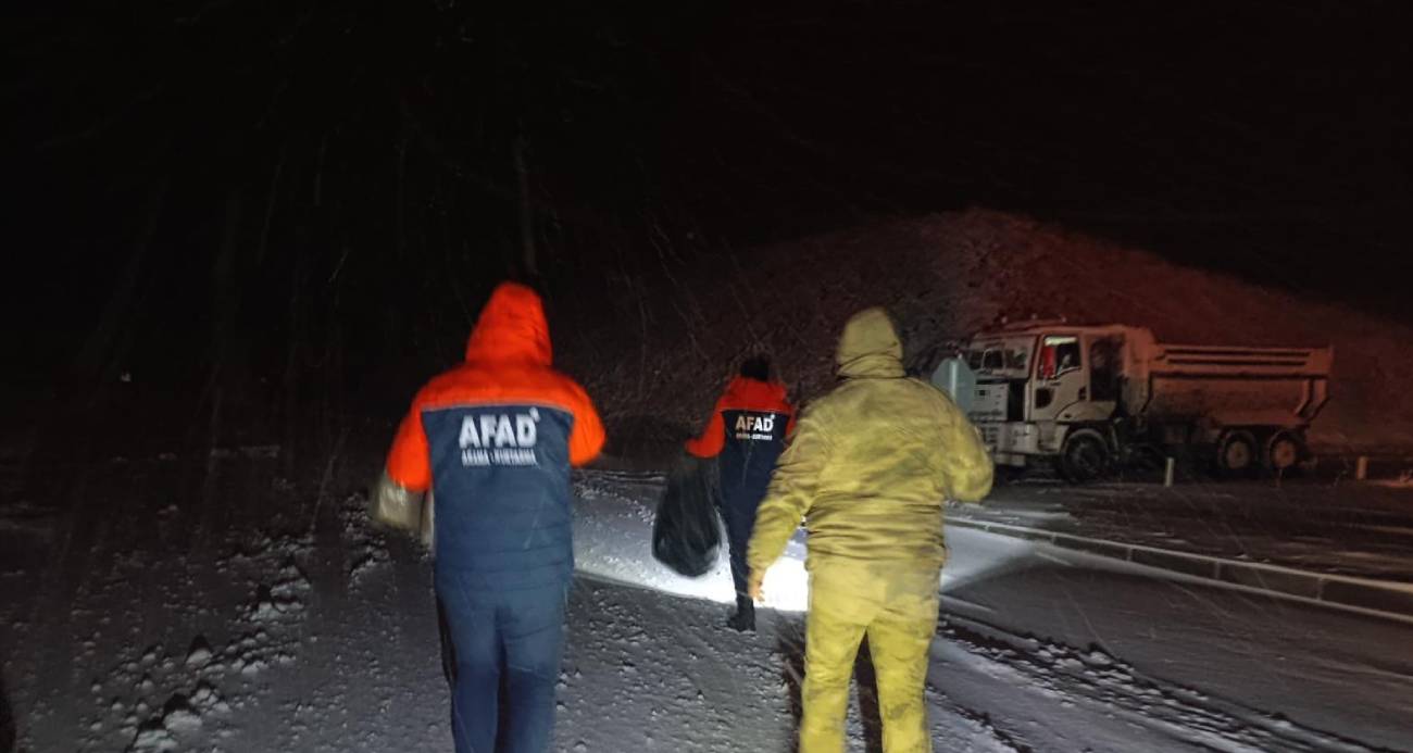 Tendürek’te tipi nedeniyle onlarca araç yolda kaldı