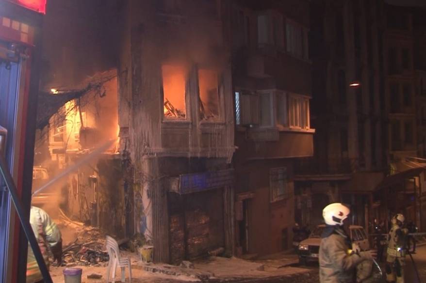 Beyoğlu’nda 4 katlı binada yangın çıktı: 2 kişi çatıya sığındı