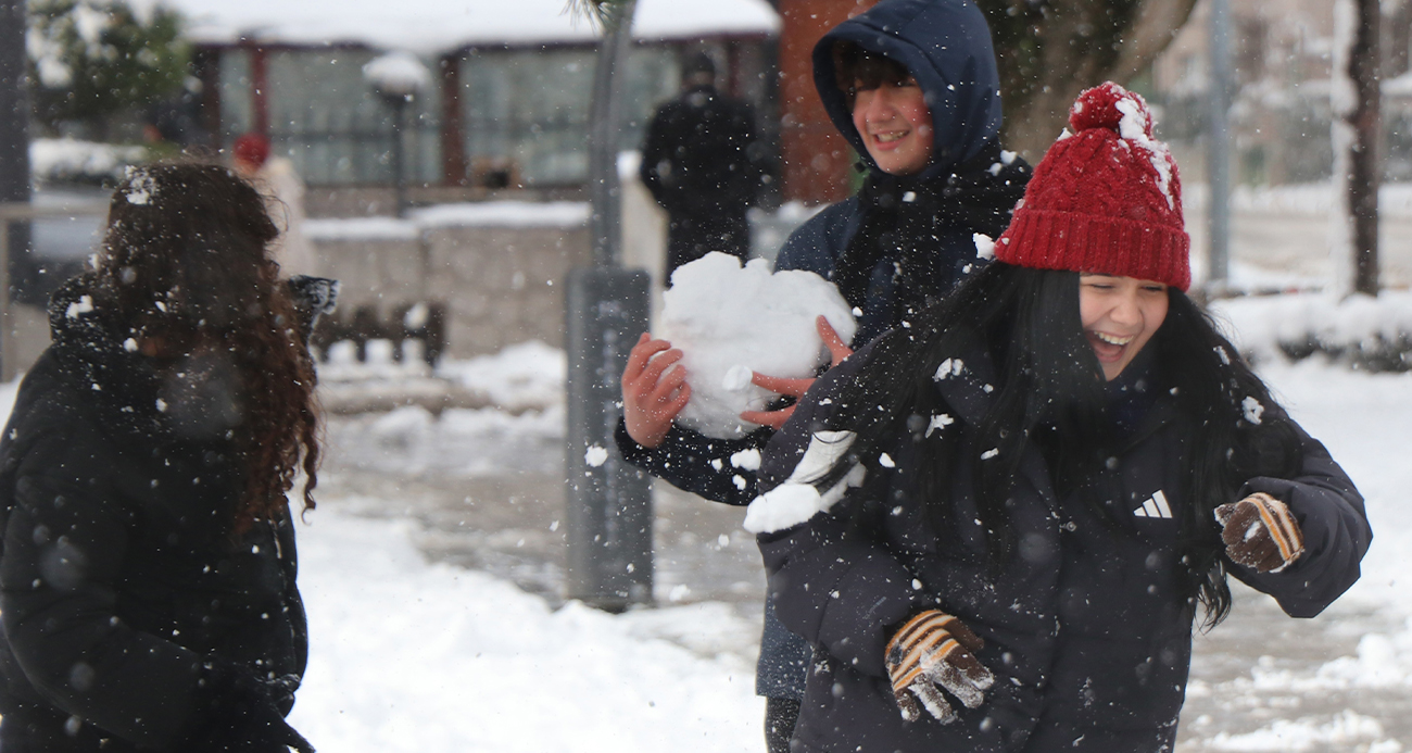 Bolu’da etkili olan yoğun kar yağışı ve buzlanma riski nedeniyle il genelinde eğitim-öğretime 29 Aralık Pazartesi günü 1 gün süreyle ara verildi.