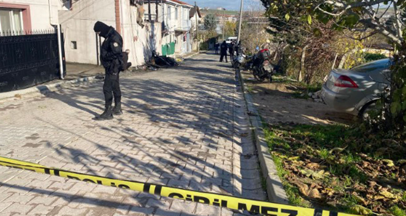 Yalova’da 3 polisin teröristlerce şehit edildiği DEAŞ evinde son bir yıldır 3 kişilik bir ailenin oturduğu ancak dün geceki operasyonda evin çok kalabalık olduğu öğrenildi. Öte yandan aynı eve 4 ay önce Yalova polisinin baskın yaptığı DEAŞ militanının kırdığı cep telefonlarına el konulduğu öğrenildi.