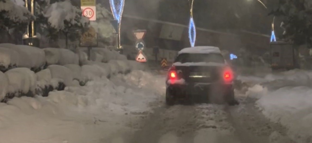 Bolu’da kar kalınlığı 30 santimetreyi aştı, onlarca araç rampalarda yolda kaldı