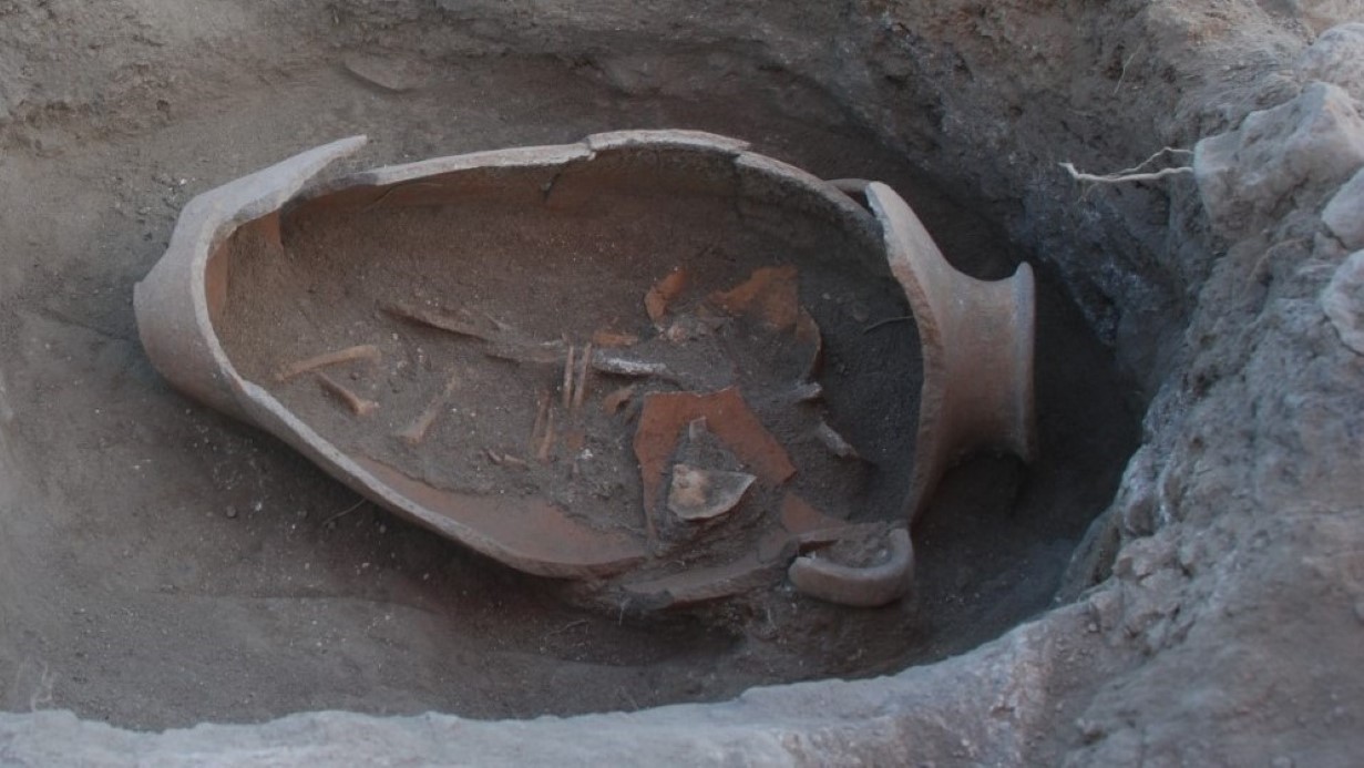 Oluz Höyük’te Fenikelilerin izine rastlandı: İnsan başlı cam boncuklar ve küpten bebek mezarları bulundu