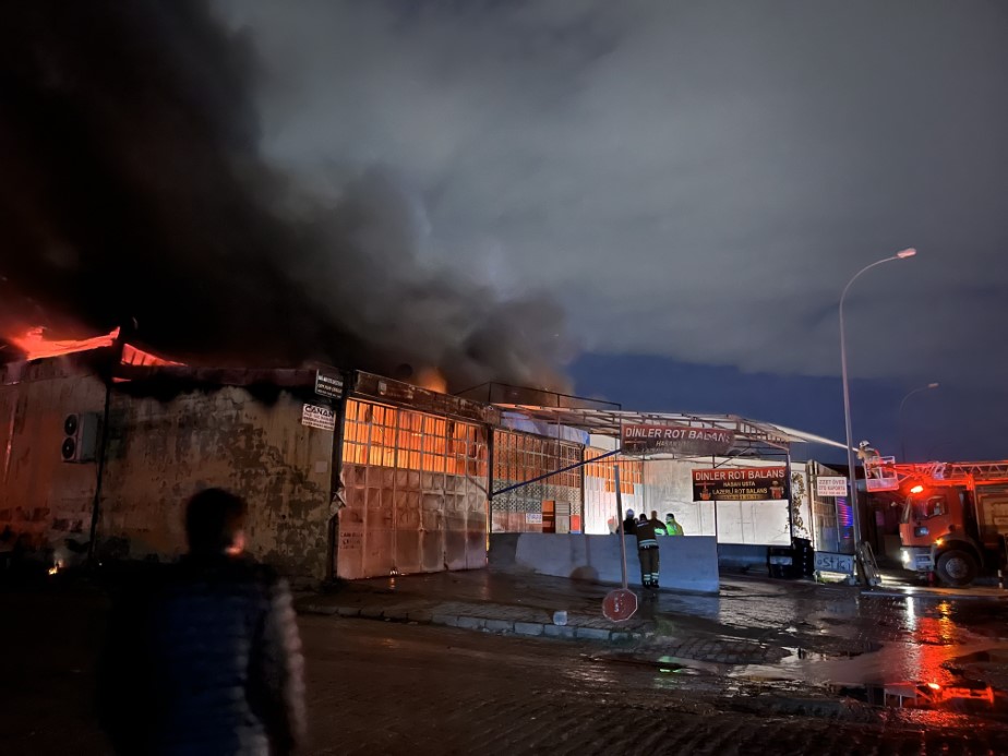 Hatay’da 9 iş yeri yanarak kullanılmaz hale geldi