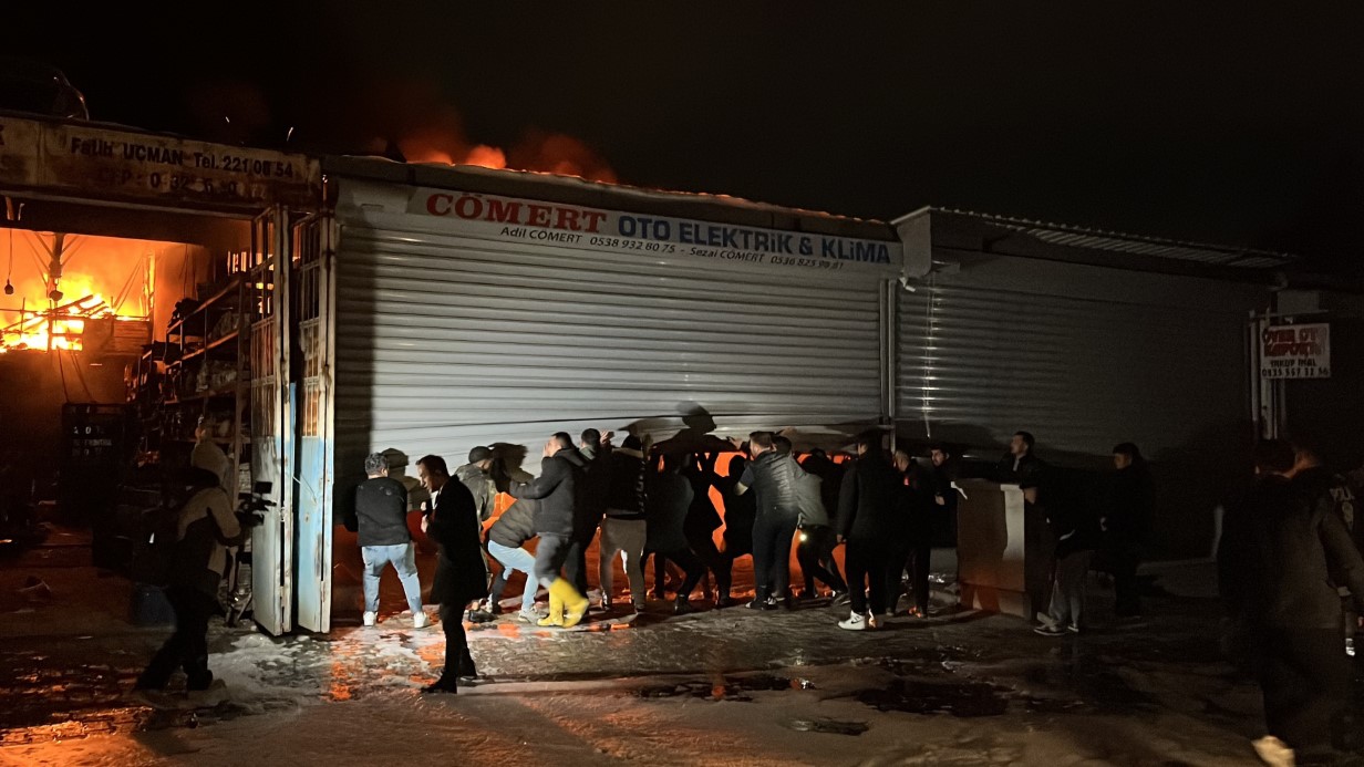 Hatay’da 9 iş yeri yanarak kullanılmaz hale geldi