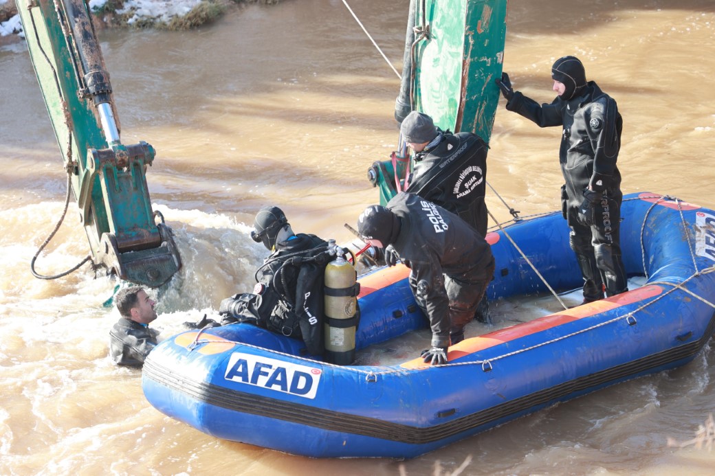 Şanlıurfa’da kanala uçan otomobildeki kayıp 3 kişinin cesedine ulaşıldı
