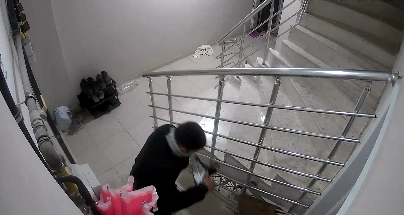 Manisa’nın Turgutlu ilçesinde apartman dairelerinin önlerinde bırakılan ayakkabıların çalınması mahalle sakinlerini tedirgin etti. Hırsızlık anı, güvenlik kameralarına yansıdı.