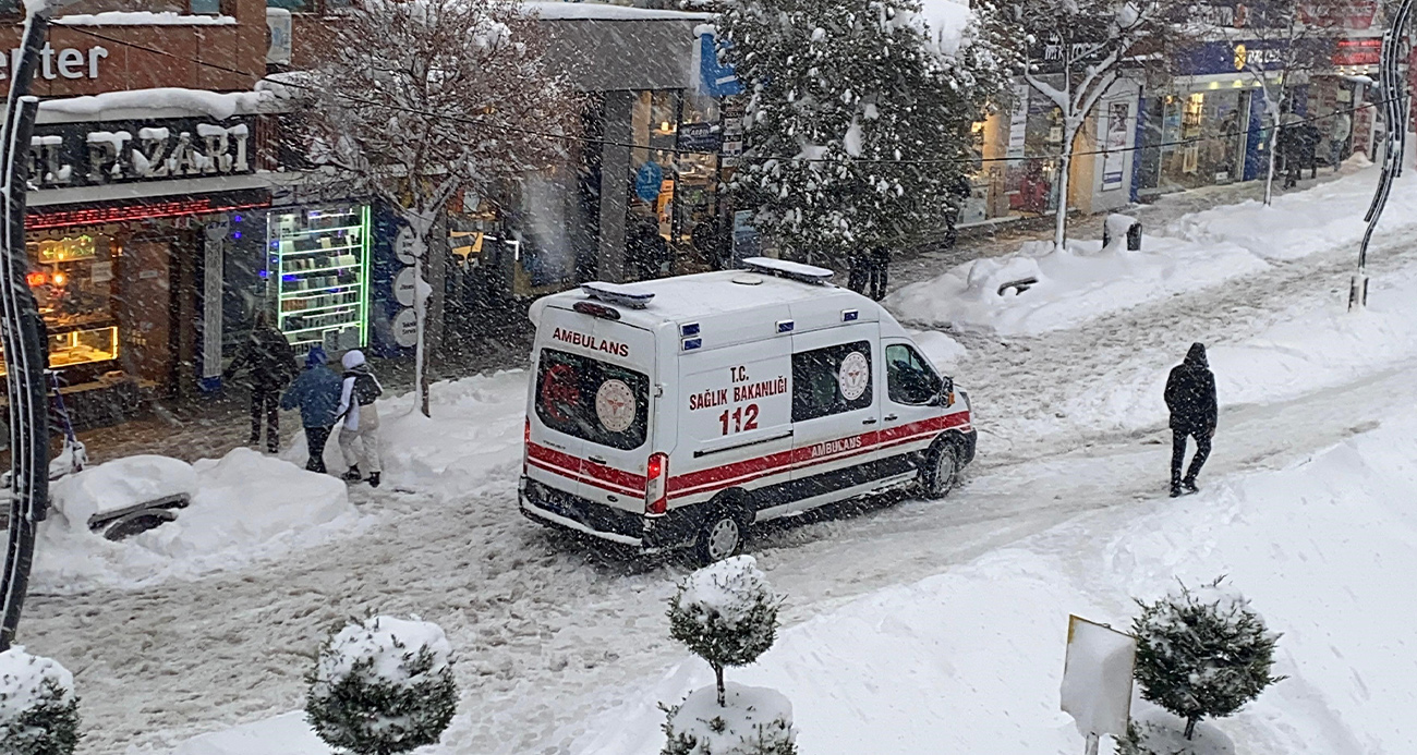 Bolu’da bir ambulansın karla imtihanı kamerada